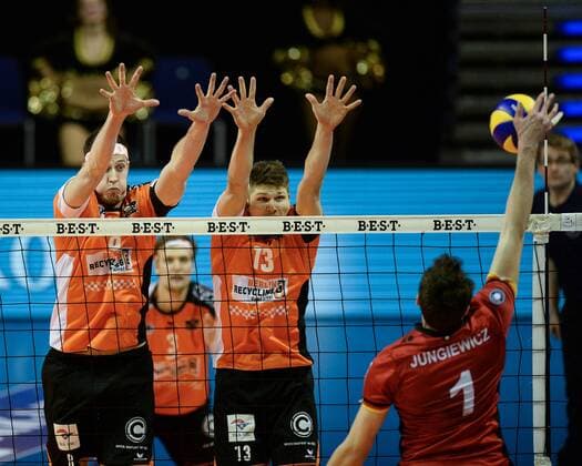 Volleyball, Herren, Saison 2016 17, 1. Bundesliga, Playoff, Viertelfinale, 1. Spiel, BR Volleys - TV Ingersoll Bühl, Graham Vigrass (Nr. 8, Berlin Recycling Volleys), Ruben Schott (Nr. 13, Berlin Recycling Volleys), Slawomir Jungiewicz (Nr. 1, TV Ingersoll Bühl), 18.03.17,