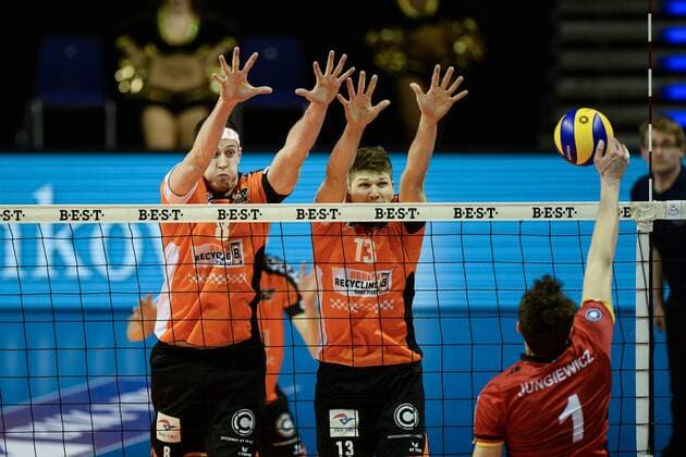 Volleyball, Herren, Saison 2016 17, 1. Bundesliga, Playoff, Viertelfinale, 1. Spiel, BR Volleys - TV Ingersoll Bühl, Graham Vigrass (Nr. 8, Berlin Recycling Volleys), Ruben Schott (Nr. 13, Berlin Recycling Volleys), Slawomir Jungiewicz (Nr. 1, TV Ingersoll Bühl), 18.03.17,