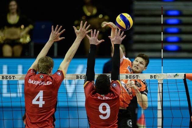 Volleyball, Herren, Saison 2016 17, 1. Bundesliga, Playoff, Viertelfinale, 1. Spiel, BR Volleys - TV Ingersoll Bühl, Noah Baxpöhler (Nr. 4, TV Ingersoll Bühl), Kristen Clero (Nr. 9, TV Ingersoll Bühl), Ruben Schott (Nr. 13, Berlin Recycling Volleys), 18.03.17,