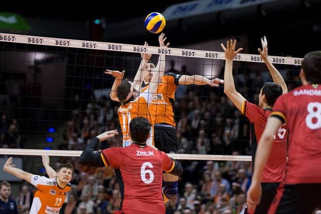 Berlin, Deutschland, 18.03.2017: Volleyball Bundesliga Playoffs Viertelfinale Saison 2016 2017 - Berlin Recycling Volleys - TV Buehl. Tsimafei Zhukouski (BR Volleys 11) spielt zu Felix Fischer (BR Volleys 6)
