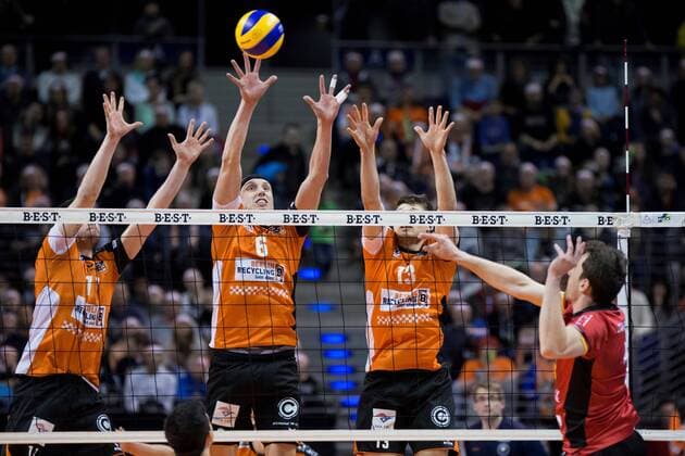 Berlin, Deutschland, 18.03.2017: Volleyball Bundesliga Playoffs Viertelfinale Saison 2016 2017 - Berlin Recycling Volleys - TV Buehl. Slawomir Jungiewicz (Buehl 1) gegen den Block aus Tsimafei Zhukouski (BR Volleys 11), Felix Fischer (BR Volleys 6), Ruben Schott (BR Volleys 13)