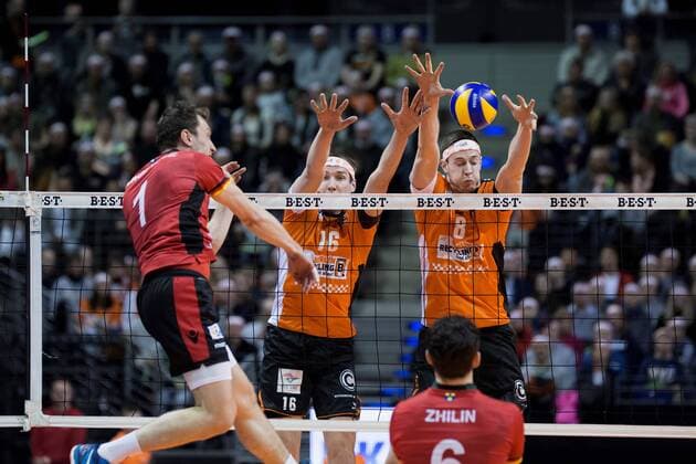 Berlin, Deutschland, 18.03.2017: Volleyball Bundesliga Playoffs Viertelfinale Saison 2016 2017 - Berlin Recycling Volleys - TV Buehl. Slawomir Jungiewicz (Buehl 1) gegen den Block aus Wouter ter Maat (BR Volleys 16) und Graham Vigrass (BR Volleys 8)