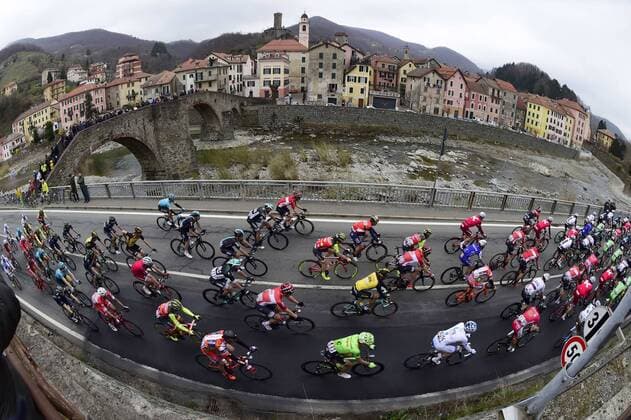 Bilder des Tages - SPORT SANREMO, ITALY - MARCH 18 : Illustration picture of the peloton during the UCI WorldTour 108th Milan - Sanremo cycling race with start in Milan and finish at the Via Roma in Sanremo on March 18, 2017 in Sanremo, Italy, 18 03 2017 CYCLISME : Milan San Remo - 18 03 2017 Photonews Panoramic 
