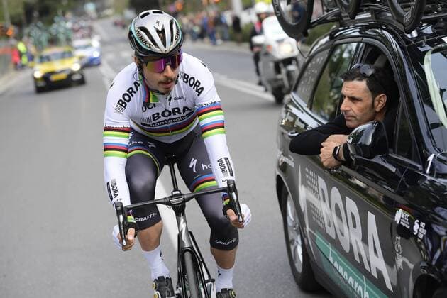 Bilder des Tages - SPORT SANREMO, ITALY - MARCH 18 : SAGAN Peter (SVK) Rider of Team Bora - Hansgrohe talking to the team car during the UCI WorldTour 108th Milan - Sanremo cycling race with start in Milan and finish at the Via Roma in Sanremo on March 18, 2017 in Sanremo, Italy, 18 03 2017 CYCLISME : Milan San Remo - 18 03 2017 Photonews Panoramic 