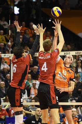 Volleyball, Herren, Saison 2016 17, 1. Bundesliga, Playoff, Viertelfinale, 1. Spiel, BR Volleys - TV Ingersoll Bühl, Ilya Zhilin (Nr. 6, TV Ingersoll Bühl), Noah Baxpöhler (Nr. 4, TV Ingersoll Bühl), Wouter ter Maat (Nr. 16, Berlin Recycling Volleys), 18.03.17,
