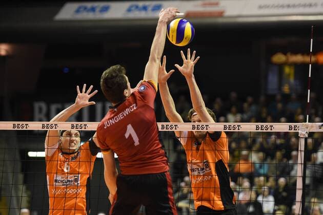 Volleyball, Herren, Saison 2016 17, 1. Bundesliga, Playoff, Viertelfinale, 1. Spiel, BR Volleys - TV Ingersoll Bühl, Felix Fischer (Nr. 6, Berlin Recycling Volleys), Slawomir Jungiewicz (Nr. 1, TV Ingersoll Bühl), Robert Kromm (Nr. 3, Berlin Recycling Volleys), 18.03.17,