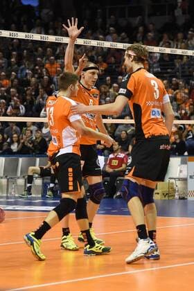 Volleyball, Herren, Saison 2016 17, 1. Bundesliga, Playoff, Viertelfinale, 1. Spiel, BR Volleys - TV Ingersoll Bühl, Jubel nach einem Punktgewinn, Ruben Schott (Nr. 13, Berlin Recycling Volleys), Felix Fischer (Nr. 6, Berlin Recycling Volleys), Robert Kromm (Nr. 3, Berlin Recycling Volleys), 18.03.17,