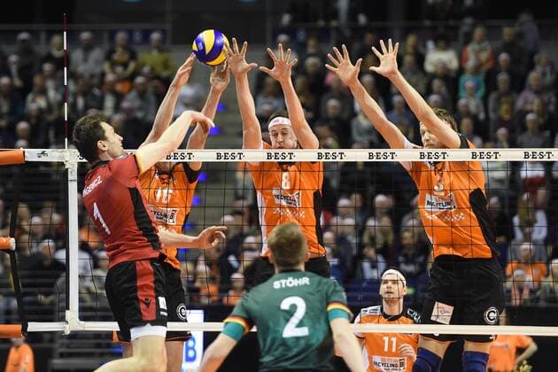 Volleyball, Herren, Saison 2016 17, 1. Bundesliga, Playoff, Viertelfinale, 1. Spiel, BR Volleys - TV Ingersoll Bühl, Slawomir Jungiewicz (Nr. 1, TV Ingersoll Bühl), Wouter ter Maat (Nr. 16, Berlin Recycling Volleys), Graham Vigrass (Nr. 8, Berlin Recycling Volleys), Robert Kromm (Nr. 3, Berlin Recycling Volleys), 18.03.17,