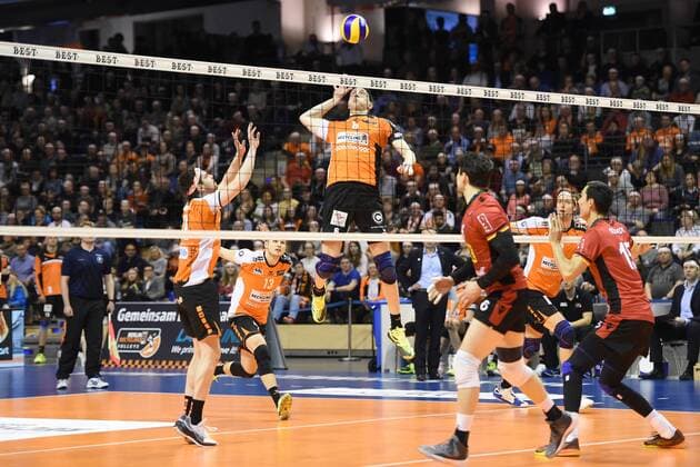 Volleyball, Herren, Saison 2016 17, 1. Bundesliga, Playoff, Viertelfinale, 1. Spiel, BR Volleys - TV Ingersoll Bühl, Tsimafei Zhukouski (Nr. 11, Berlin Recycling Volleys), Ruben Schott (Nr. 13, Berlin Recycling Volleys), Felix Fischer (Nr. 6, Berlin Recycling Volleys), 18.03.17,
