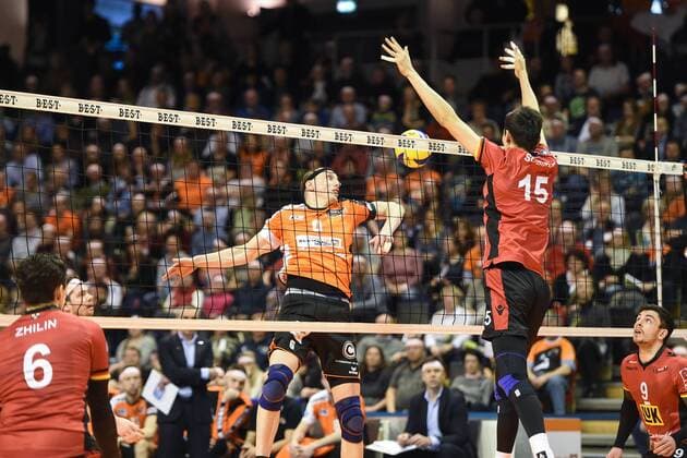 Volleyball, Herren, Saison 2016 17, 1. Bundesliga, Playoff, Viertelfinale, 1. Spiel, BR Volleys - TV Ingersoll Bühl, Felix Fischer (Nr. 6, Berlin Recycling Volleys), Akhrorjon Sobirov (Nr. 15, TV Ingersoll Bühl), 18.03.17,