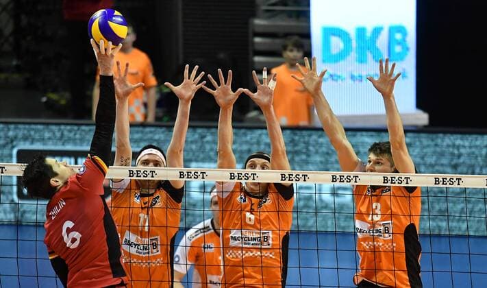 Ilya Zhilin(TV Bühl), beim Schmetterball, hinten Tsimafei Zhukouski (BR Volleys), Felix Fischer (BR Volleys), Ruben Schott (BR Volleys), BR Volleys Berlin - TV Ingersoll Bühl Deutsche Volleyball Liga, Saison 2016 2017, Herren, Männer, Männer, men, playoff, play-off, Viertelfinale, Volleyball, Deutschland, Germany, Max-Schmeling-Halle Berlin, 18.3.2017
