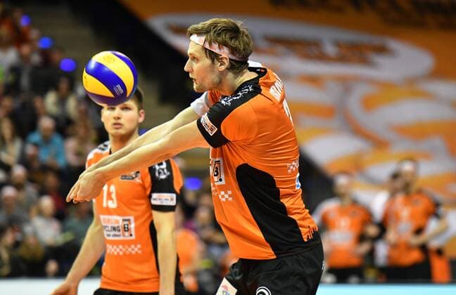 Robert Kromm (BR Volleys), bei der Ballannahme, hinten Ruben Schott (BR Volleys), BR Volleys Berlin - TV Ingersoll Bühl Deutsche Volleyball Liga, Saison 2016 2017, Herren, Männer, Männer, men, playoff, play-off, Viertelfinale, Volleyball, Deutschland, Germany, Max-Schmeling-Halle Berlin, 18.3.2017