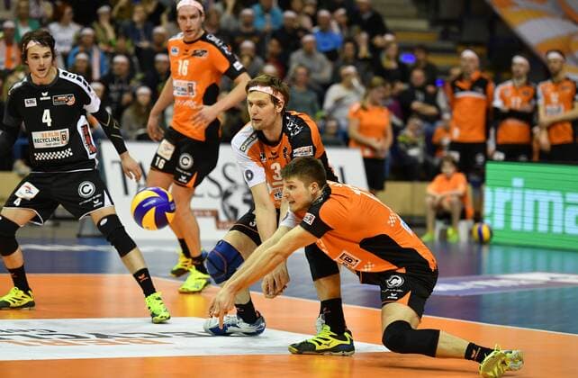 Ruben Schott (BR Volleys), bei der Ballannahme, hinten Robert Kromm (BR Volleys), Wouter ter Maat (BR Volleys), Luke Perry (BR Volleys), BR Volleys Berlin - TV Ingersoll Bühl Deutsche Volleyball Liga, Saison 2016 2017, Herren, Männer, Männer, men, playoff, play-off, Viertelfinale, Volleyball, Deutschland, Germany, Max-Schmeling-Halle Berlin, 18.3.2017