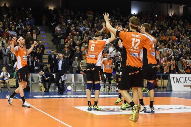 Volleyball, Herren, Saison 2016 17, 1. Bundesliga, Playoff, Viertelfinale, 1. Spiel, BR Volleys - TV Ingersoll Bühl, Jubel nach dem Abpfiff, Tsimafei Zhukouski (Nr. 11, Berlin Recycling Volleys), Felix Fischer (Nr. 6, Berlin Recycling Volleys), Luke Perry (Nr. 4, Berlin Recycling Volleys), Paul Carroll (Nr. 12, Berlin Recycling Volleys), Robert Kromm (Nr. 3, Berlin Recycling Volleys), 18.03.17,
