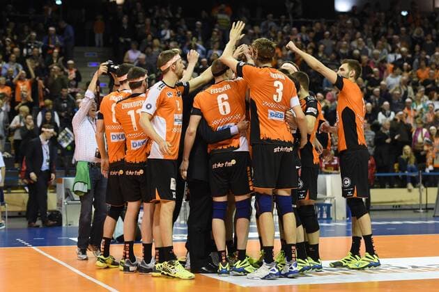 Volleyball, Herren, Saison 2016 17, 1. Bundesliga, Playoff, Viertelfinale, 1. Spiel, BR Volleys - TV Ingersoll Bühl, Jubel nach dem Abpfiff bei den BR Volleys um Jubilar Felix Fischer (Nr. 6, Berlin Recycling Volleys), 18.03.17,
