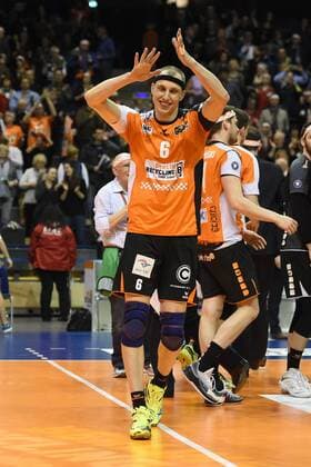 Volleyball, Herren, Saison 2016 17, 1. Bundesliga, Playoff, Viertelfinale, 1. Spiel, BR Volleys - TV Ingersoll Bühl, Jubel nach dem Abpfiff, Felix Fischer (Nr. 6, Berlin Recycling Volleys), 18.03.17,