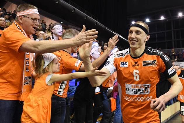Volleyball, Herren, Saison 2016 17, 1. Bundesliga, Playoff, Viertelfinale, 1. Spiel, BR Volleys - TV Ingersoll Bühl, Jubel nach dem Abpfiff, Felix Fischer (Nr. 6, Berlin Recycling Volleys) klatscht mit den Fans ab, 18.03.17,
