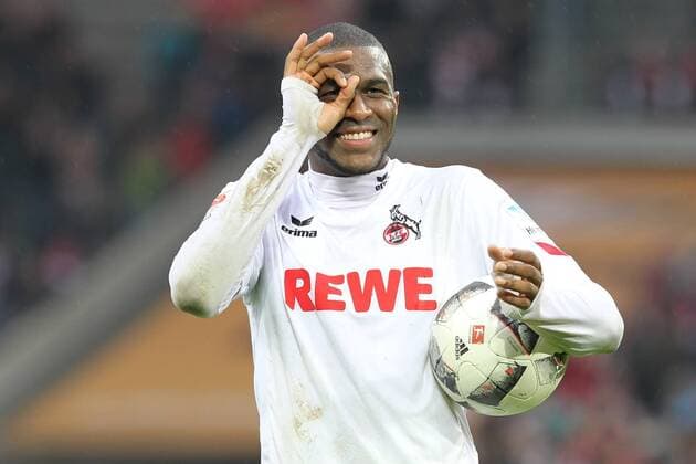 Fußball 1. Bundesliga 25. Spieltag 1. FC Köln - Hertha BSC Berlin am 18.03.2017 im RheinEnergieStadion in Köln Anthony Modeste (Koeln) präsentiert den FC Köln Fans den Spielball mit dem er 3 Tore erzielt hat und jubelt freut sich mit dem Brillen Jubel Brille MH