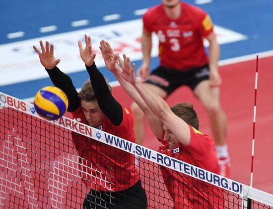 Volleyball 1. Bundesliga Saison 2016 2017 Playdown 18.03.2017 TV Rottenburg - Solingen Volleys Block TV Rottenburg; Friederich Nagel (li) und Sven Metzger (re) 