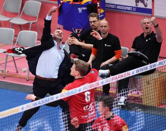 Volleyball 1. Bundesliga Saison 2016 2017 Playdown 18.03.2017 TV Rottenburg - Solingen Volleys JUBEL TV Rottenburg; Trainer Hans Peter Mueller - Angstenberger (li) und Co-Trainer Oliver Heiming (re) 