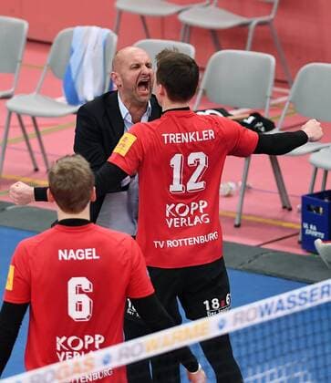 Volleyball 1. Bundesliga Saison 2016 2017 Playdown 18.03.2017 TV Rottenburg - Solingen Volleys JUBEL TV Rottenburg; Trainer Hans Peter Mueller - Angstenberger (li) und Friederich Nagel 
