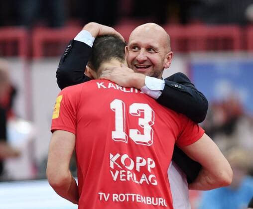 Bilder des Tages - SPORT Volleyball 1. Bundesliga Saison 2016 2017 Playdown 18.03.2017 TV Rottenburg - Solingen Volleys SCHLUSSJUBEL TV Rottenburg; Trainer Hans Peter Mueller - Angstenberger (re) umarmt Moritz Karlitzek 