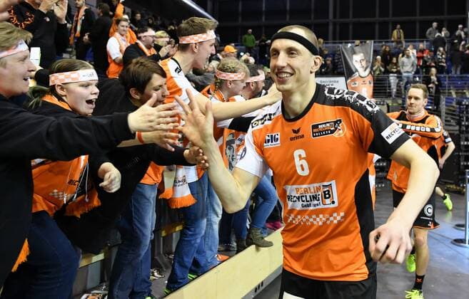 Felix Fischer (BR Volleys), klatscht nach dem Spiel die Fans ab BR Volleys Berlin - TV Ingersoll Bühl Deutsche Volleyball Liga, Saison 2016 2017, Herren, Männer, Männer, men, playoff, play-off, Viertelfinale, Volleyball, Deutschland, Germany, Max-Schmeling-Halle Berlin, 18.3.2017