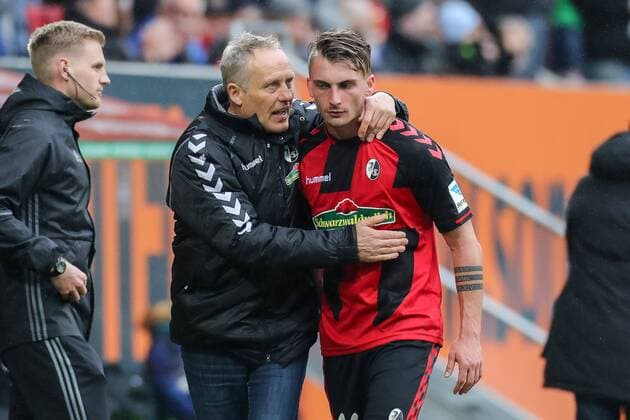 Augsburg, Deutschland, 18.03.2017, Bundesliga 25. Spieltag, FC Augsburg - Club Freiburg, l-r Trainer Christian Streich (SCF) Maximilian Philipp (SCF) ( DeFodi507