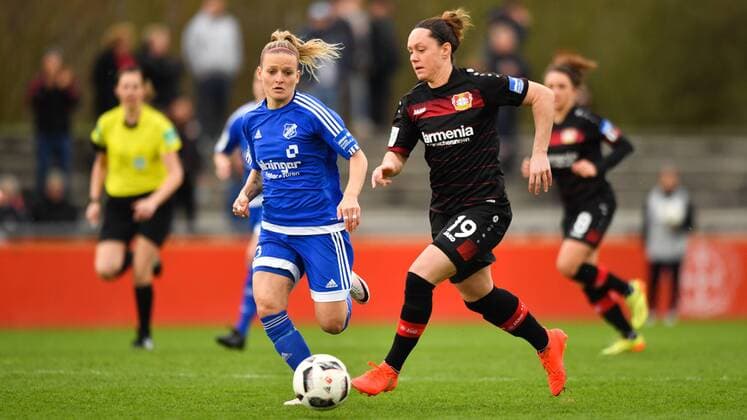 Laufduell im Mittelfeld Isabelle Meyer (SC Sand) (23) mit Lisa Schwab (Bayer 04 Leverkusen) (19), Fussball, Allianz Frauen-Bundesliga, Bayer 04 Leverkusen - SC Sand, xmkx