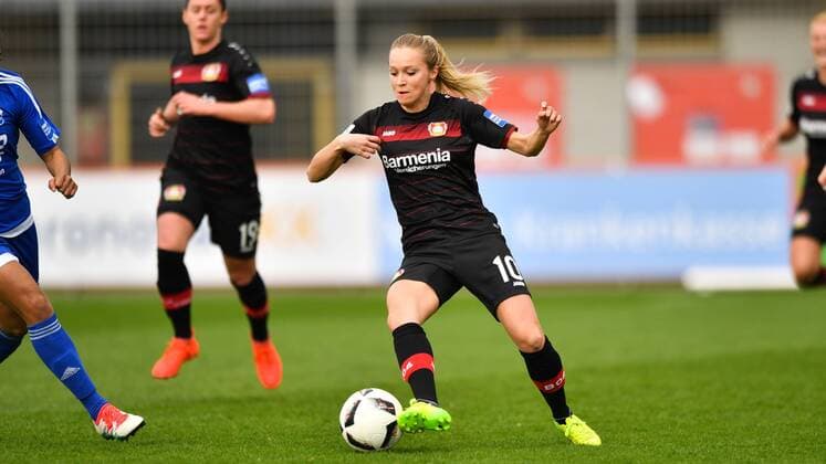 Turid Knaak (Bayer 04 Leverkusen) (10) mit Ball im Mittelfeld, Fussball, Allianz Frauen-Bundesliga, Bayer 04 Leverkusen - SC Sand, xmkx