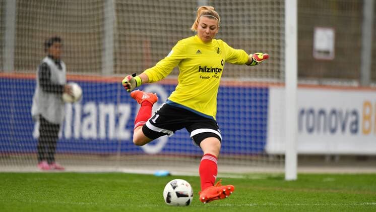 Abstoss Carina Schlüter (SC Sand) (1), Fussball, Allianz Frauen-Bundesliga, Bayer 04 Leverkusen - SC Sand, xmkx