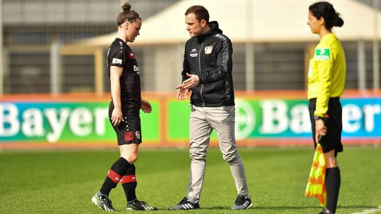Malte Dresen (Bayer 04 Leverkusen) (Trainer) gibt Anweisungen an Marina Hegering (Bayer 04 Leverkusen) (17), Fussball, Allianz Frauen-Bundesliga, Bayer 04 Leverkusen - SC Sand, xmkx