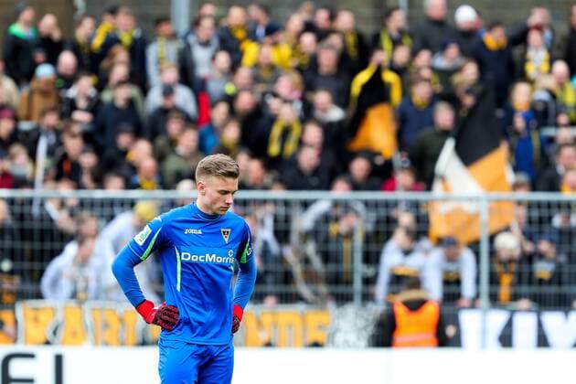 Fußball, GER, Regionalliga West, 25. Spieltag, FC Viktoria Köln - Alemannia Aachen am Sonntag, 19. März 2017 im Sportpark Höhenberg in Köln. Mark Depta ( Aachen ) im Hintergrund die Fans aus Aachen FC Viktoria Köln - Alemannia Aachen