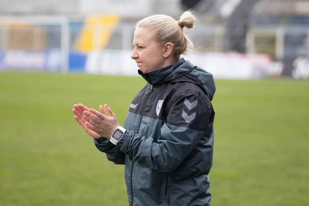 Trainerin, team coach Katja Greulich (FF USV Jena, Trainerin, Coach) feuert ihre Mannschaft an, Fußball, Frauen, Allianz Frauen-Bundesliga, FF USV Jena - MSV Duisburg, xprx