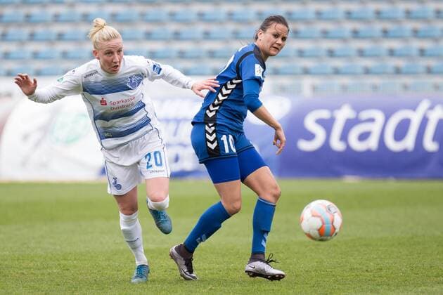 v.li.: Julia Debitzki (MSV Duisburg, 20), Amber Hearn (FF USV Jena, 10); Zweikampf, Duell, Aktion, action, Fußball, Frauen, Allianz Frauen-Bundesliga, FF USV Jena - MSV Duisburg, xprx