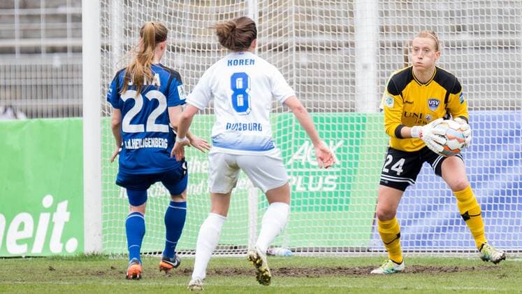 v.li.: Claudia van den Heiligenberg (FF USV Jena, 22), Simona Koren (MSV Duisburg, 8), Kathrin Längert (FF USV Jena, 24, Torwart); Längert hält den Torschuss von Koren, Fußball, Frauen, Allianz Frauen-Bundesliga, FF USV Jena - MSV Duisburg, xprx
