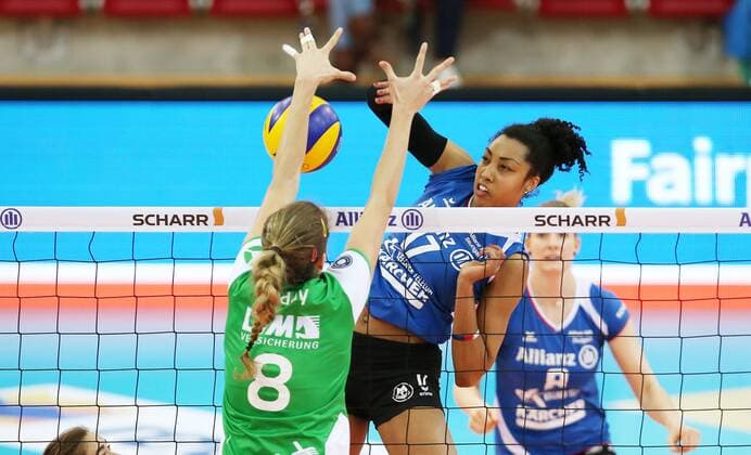 Stuttgart Volleyball Allianz MTV Stuttgart vs. USC Münster: v.l. Jennifer Brooke Keddy (USC), Nia Grant (Allianz)