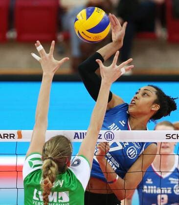 Stuttgart Volleyball Allianz MTV Stuttgart vs. USC Münster: v.l. Jennifer Brooke Keddy (USC), Nia Grant (Allianz)
