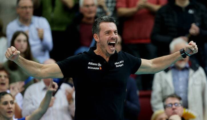 Stuttgart Volleyball Allianz MTV Stuttgart vs. USC Münster, Trainer Guillermo Naranjo Hernandez (Stuttgart) jubelt und ballt die Fäuste