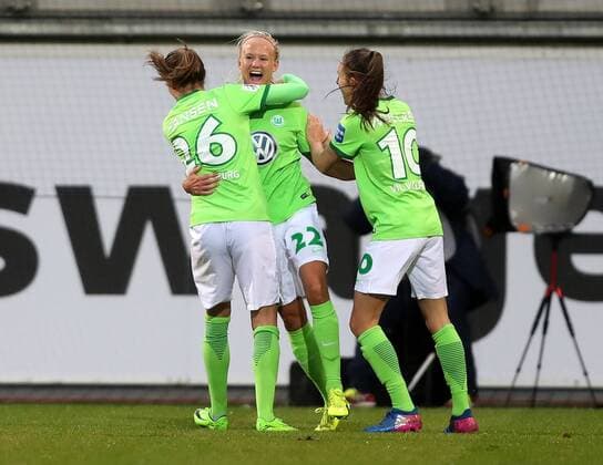 Torjubel Caroline Graham Hansen (VfL Wolfsburg), Pernille Harder (VfL Wolfsburg, 22), Tessa Wullaert (VfL Wolfsburg)