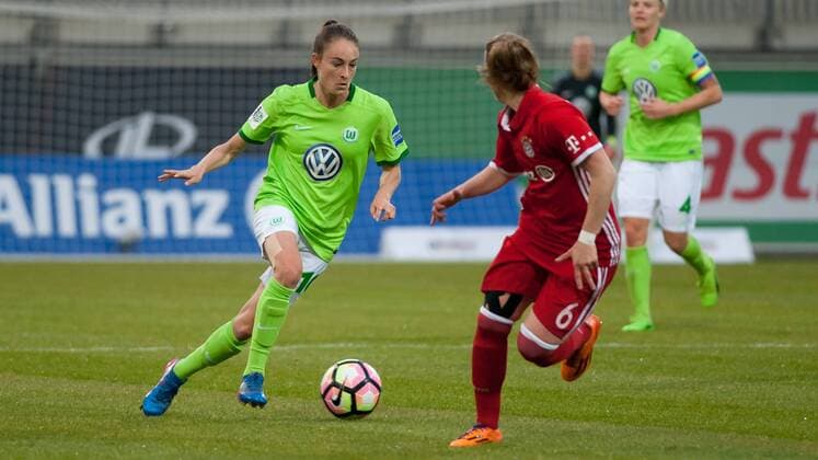 v.li.: Tessa Wullaert (VfL Wolfsburg, 10) am Ball, Katharina Baunach (FC Bayern München, 6), Fussball, Allianz Frauen-Bundesliga, VfL Wolfsburg - FC Bayern München, xobx
