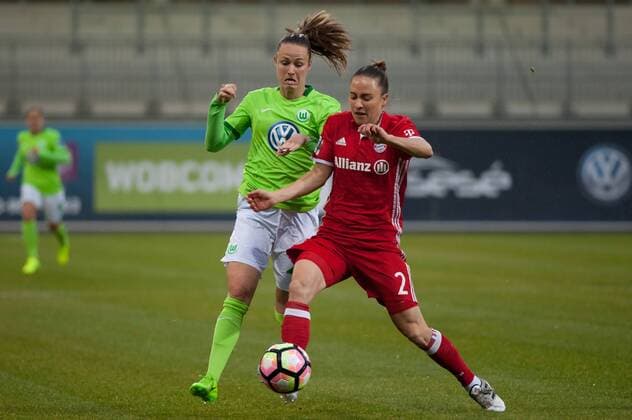v.li.: Caroline Graham Hansen (VfL Wolfsburg, 26) im Zweikampf mit Gina Lewandowski (FC Bayern München, 2), Fussball, Allianz Frauen-Bundesliga, VfL Wolfsburg - FC Bayern München, xobx