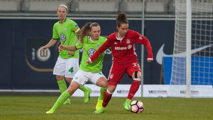 v.li.: Noelle Maritz (VfL Wolfsburg, 16) im Zweikampf mit Sara Däbritz (Dabritz, Daebritz, FC Bayern München, 33), Fussball, Allianz Frauen-Bundesliga, VfL Wolfsburg - FC Bayern München, xobx