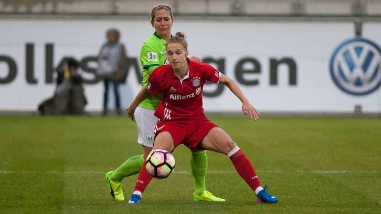 v.li.: Anna Blässe (Blaesse, VfL Wolfsburg, 9) im Zweikampf mit Vivianne Miedema (FC Bayern München, 34), Fussball, Allianz Frauen-Bundesliga, VfL Wolfsburg - FC Bayern München, xobx