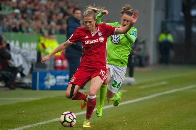 v.li.: Carina Wenninger (FC Bayern München, 19) im Zweikampf mit Caroline Graham Hansen (VfL Wolfsburg, 26), Fussball, Allianz Frauen-Bundesliga, VfL Wolfsburg - FC Bayern München, xobx