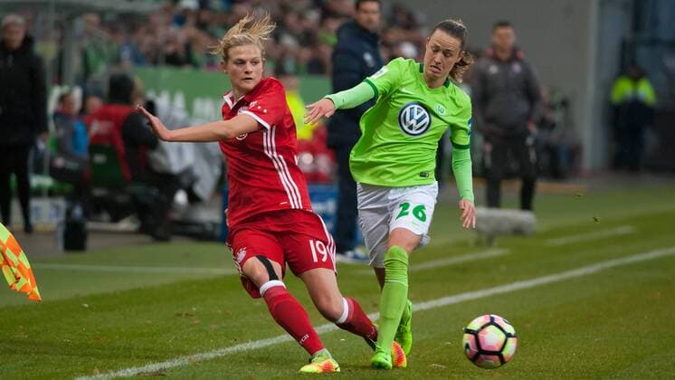 v.li.: Carina Wenninger (FC Bayern München, 19) im Zweikampf mit Caroline Graham Hansen (VfL Wolfsburg, 26), Fussball, Allianz Frauen-Bundesliga, VfL Wolfsburg - FC Bayern München, xobx