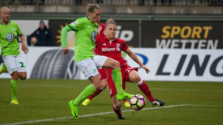 v.li.: Lara Dickenmann (VfL Wolfsburg, 21) im Zweikampf mit Leonie Maier (FC Bayern München, 20), Fussball, Allianz Frauen-Bundesliga, VfL Wolfsburg - FC Bayern München, xobx