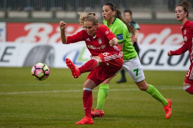 Sydney Lohmann (FC Bayern München, 36) mit einem Befreiungsschlag, Fussball, Allianz Frauen-Bundesliga, VfL Wolfsburg - FC Bayern München, xobx