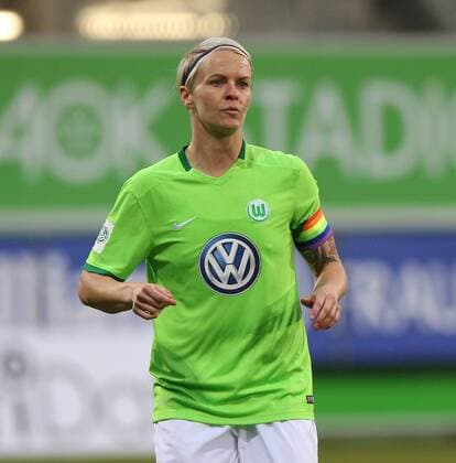VfL vs Bayern, Frauen Wolfsburg, Deutschland. 19.03.2017, FUßBALL - VfL Wolfsburg vs FC Bayern München, 1. Allianz Frauen Bundesliga, Saison 2016-17. Bild zeigt: Nilla Fischer (VfL Wolfsburg) spielt gegen den Bayern erstmal mit Kapitänsbinde in Regenbogenfarben Wolfsburg