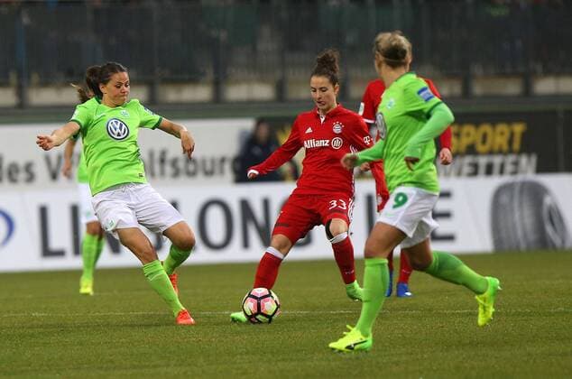 VfL vs Bayern, Frauen Wolfsburg, Deutschland. 19.03.2017, FUßBALL - VfL Wolfsburg vs FC Bayern München, 1. Allianz Frauen Bundesliga, Saison 2016-17. Bild zeigt: Sara Björk Gunnarsdottir (VfL Wolfsburg), Sara Daebritz (FC Bayern Muenchen) , Anna Blässe (VfL Wolfsburg) Wolfsburg